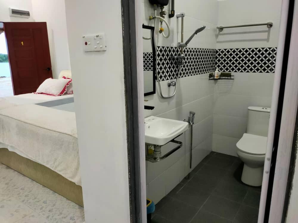 Roomstay Tokbah Demuara Kuala Besut Kampung Kuala Besut Exterior foto